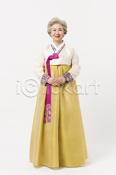 60대 노년 노인여자한명만 여자 한국인 한명 JPG 앞모습 포토 모션 서기 손모으기 스튜디오촬영 실내 웃음 전신 전통 한국전통 한복 할머니
