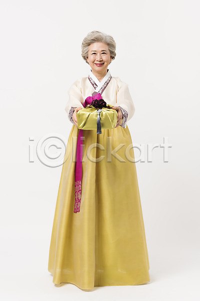 감사 60대 노년 노인여자한명만 여자 한국인 한명 JPG 앞모습 포토 들기 명절 모션 서기 선물 설날 설선물 스튜디오촬영 실내 웃음 전신 전통 주기 추석 추석선물 한국전통 한복 할머니