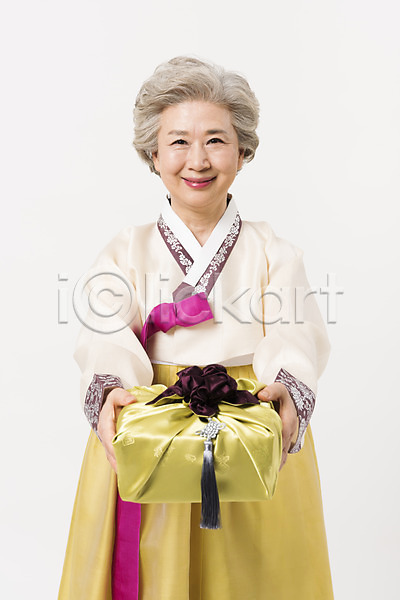 감사 60대 노년 노인여자한명만 여자 한국인 한명 JPG 앞모습 포토 들기 명절 모션 상반신 서기 선물 설날 설선물 스튜디오촬영 실내 웃음 전통 주기 추석 추석선물 한국전통 한복 할머니