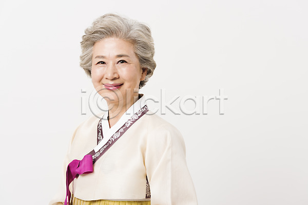 60대 노년 노인여자한명만 여자 한국인 한명 JPG 옆모습 포토 모션 상반신 서기 스튜디오촬영 실내 웃음 전통 한국전통 한복 할머니
