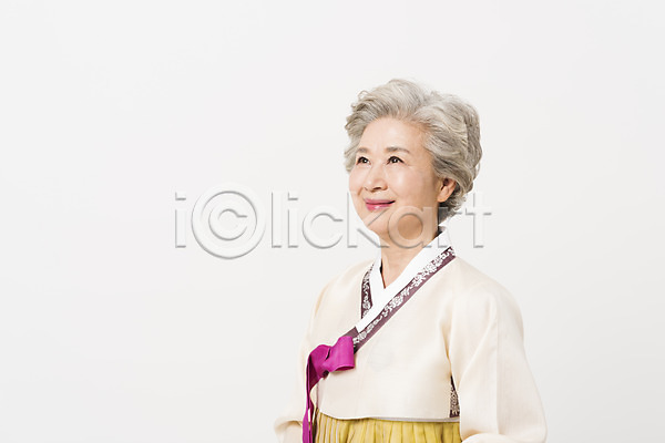 60대 노년 노인여자한명만 여자 한국인 한명 JPG 옆모습 포토 모션 상반신 서기 스튜디오촬영 실내 웃음 응시 전통 한국전통 한복 할머니