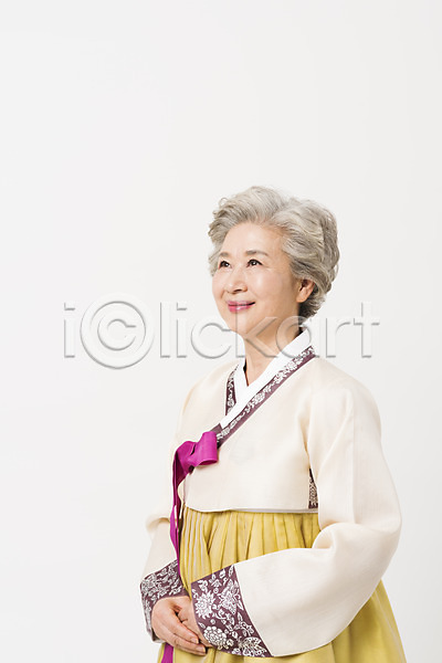 60대 노년 노인여자한명만 여자 한국인 한명 JPG 옆모습 포토 모션 상반신 서기 손모으기 스튜디오촬영 실내 웃음 응시 전통 한국전통 한복 할머니