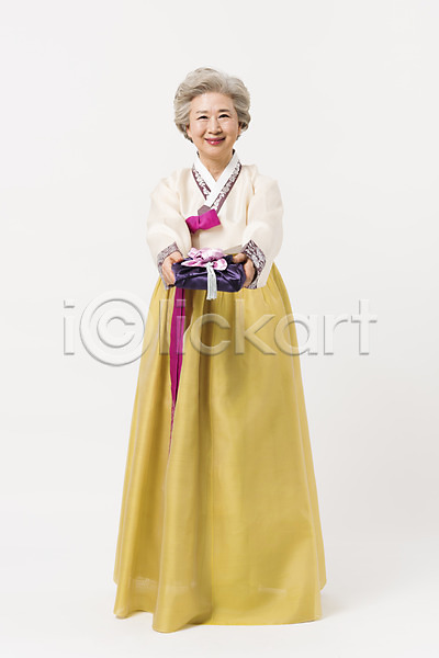 감사 60대 노년 노인여자한명만 여자 한국인 한명 JPG 앞모습 포토 들기 명절 모션 서기 선물 설날 설선물 스튜디오촬영 실내 웃음 전신 전통 추석 추석선물 한국전통 한복 할머니