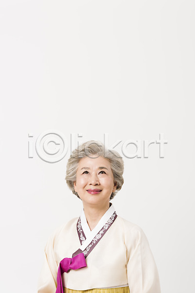 60대 노년 노인여자한명만 여자 한국인 한명 JPG 앞모습 포토 모션 상반신 서기 스튜디오촬영 실내 웃음 응시 전통 한국전통 한복 할머니