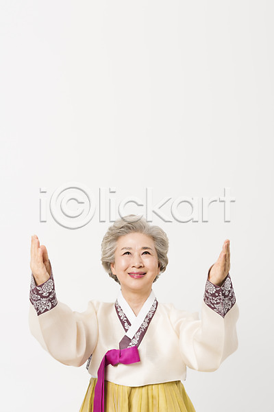 60대 노년 노인여자한명만 여자 한국인 한명 JPG 앞모습 포토 명절 모션 상반신 서기 손짓 스튜디오촬영 실내 웃음 응시 전통 팔벌리기 한국전통 한복 할머니