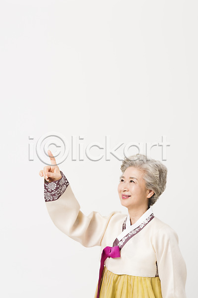 60대 노년 노인여자한명만 여자 한국인 한명 JPG 옆모습 포토 가리킴 명절 모션 상반신 서기 손짓 스튜디오촬영 실내 웃음 응시 전통 한국전통 한복 할머니
