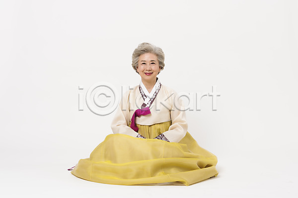 60대 노년 노인여자한명만 여자 한국인 한명 JPG 앞모습 포토 모션 손모으기 스튜디오촬영 실내 앉기 웃음 전신 전통 한국전통 한복 할머니