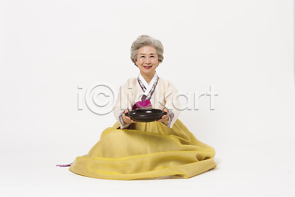 60대 노년 노인여자한명만 여자 한국인 한명 JPG 앞모습 포토 그릇 들기 모션 스튜디오촬영 실내 앉기 웃음 전신 전통 한국전통 한복 할머니