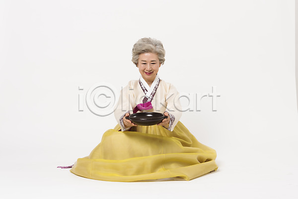 60대 노년 노인여자한명만 여자 한국인 한명 JPG 앞모습 포토 그릇 들기 모션 스튜디오촬영 실내 앉기 웃음 응시 전신 전통 한국전통 한복 할머니