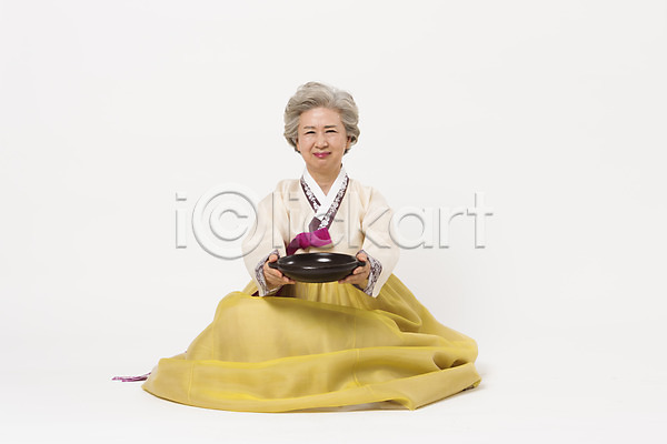 60대 노년 노인여자한명만 여자 한국인 한명 JPG 앞모습 포토 그릇 들기 모션 스튜디오촬영 실내 앉기 전신 전통 찡그림 한국전통 한복 할머니