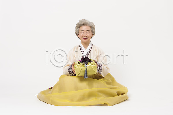 감사 60대 노년 노인여자한명만 여자 한국인 한명 JPG 앞모습 포토 들기 명절 모션 선물 설날 설선물 스튜디오촬영 실내 앉기 웃음 전신 전통 추석 추석선물 한국전통 한복 할머니