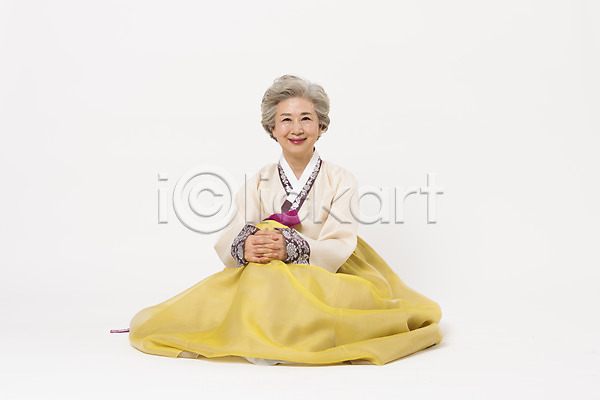 60대 노년 노인여자한명만 여자 한국인 한명 JPG 앞모습 포토 모션 손모으기 스튜디오촬영 실내 앉기 웃음 전신 전통 한국전통 한복 할머니