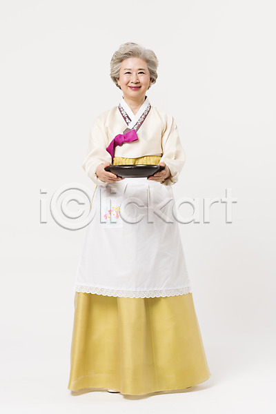 60대 노년 노인여자한명만 여자 한국인 한명 JPG 앞모습 포토 들기 명절 모션 서기 설날 스튜디오촬영 실내 앞치마 웃음 전신 전통 접시 추석 한국전통 한복 할머니