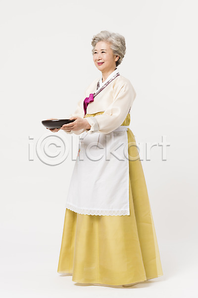 60대 노년 노인여자한명만 여자 한국인 한명 JPG 옆모습 포토 들기 명절 모션 서기 설날 스튜디오촬영 실내 앞치마 웃음 응시 전신 전통 접시 추석 한국전통 한복 할머니