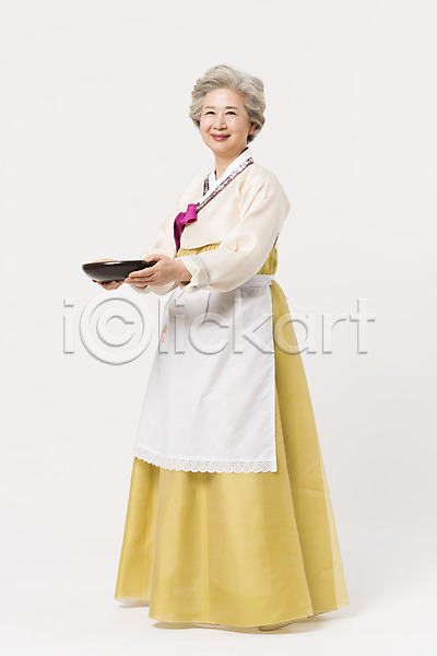 60대 노년 노인여자한명만 여자 한국인 한명 JPG 옆모습 포토 들기 명절 모션 서기 설날 스튜디오촬영 실내 앞치마 웃음 전신 전통 접시 추석 한국전통 한복 할머니