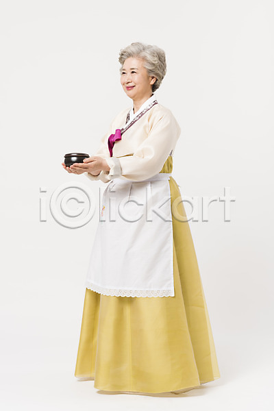 60대 노년 노인여자한명만 여자 한국인 한명 JPG 옆모습 포토 들기 명절 모션 서기 설날 스튜디오촬영 실내 앞치마 웃음 응시 전신 전통 접시 추석 한국전통 한복 할머니