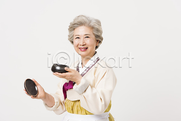 60대 노년 노인여자한명만 여자 한국인 한명 JPG 옆모습 포토 들기 명절 모션 상반신 서기 설날 스튜디오촬영 실내 앞치마 웃음 전통 접시 추석 한국전통 한복 할머니