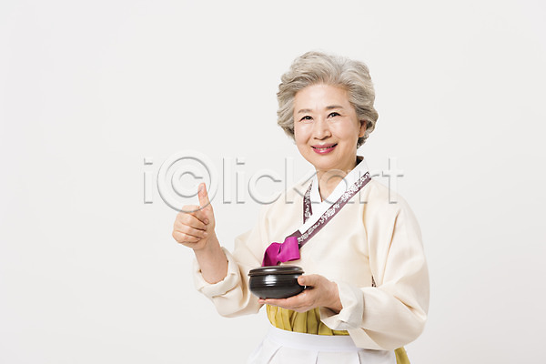 60대 노년 노인여자한명만 여자 한국인 한명 JPG 옆모습 포토 들기 명절 모션 상반신 서기 설날 스튜디오촬영 실내 앞치마 웃음 전통 접시 최고 추석 한국전통 한복 할머니