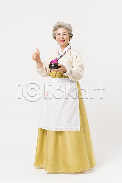 60대 노년 노인여자한명만 여자 한국인 한명 JPG 옆모습 포토 들기 명절 모션 서기 설날 스튜디오촬영 실내 앞치마 웃음 전신 전통 접시 최고 추석 한국전통 한복 할머니
