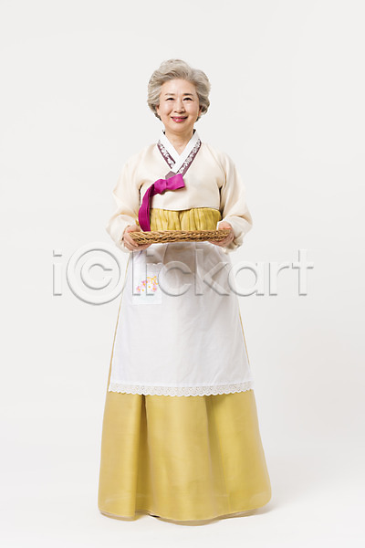 60대 노년 노인여자한명만 여자 한국인 한명 JPG 앞모습 포토 들기 명절 모션 바구니 서기 설날 스튜디오촬영 실내 앞치마 웃음 전신 전통 추석 한국전통 한복 할머니