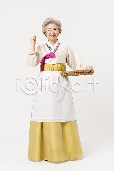 60대 노년 노인여자한명만 여자 한국인 한명 JPG 앞모습 포토 들기 명절 모션 바구니 서기 설날 스튜디오촬영 실내 앞치마 웃음 전신 전통 추석 파이팅 한국전통 한복 할머니