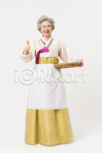 60대 노년 노인여자한명만 여자 한국인 한명 JPG 앞모습 포토 들기 명절 모션 바구니 서기 설날 스튜디오촬영 실내 앞치마 웃음 전신 전통 최고 추석 한국전통 한복 할머니