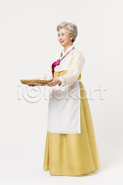 60대 노년 노인여자한명만 여자 한국인 한명 JPG 앞모습 포토 들기 명절 모션 바구니 서기 설날 스튜디오촬영 실내 앞치마 웃음 응시 전신 전통 추석 한국전통 한복 할머니