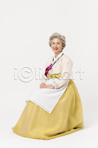 60대 노년 노인여자한명만 여자 한국인 한명 JPG 옆모습 포토 명절 모션 설날 스튜디오촬영 실내 앉기 앞치마 웃음 전신 전통 추석 한국전통 한복 할머니