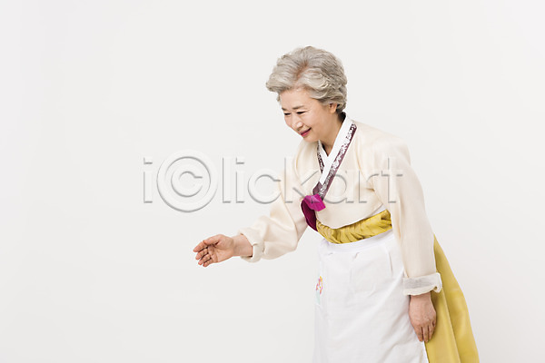 60대 노년 노인여자한명만 여자 한국인 한명 JPG 옆모습 포토 명절 모션 상반신 서기 설날 손짓 스튜디오촬영 실내 앞치마 웃음 응시 전통 추석 한국전통 한복 할머니