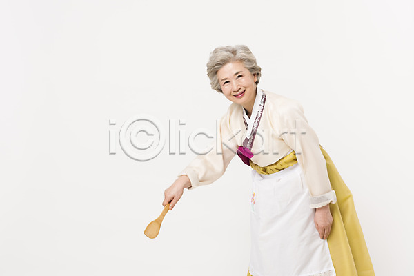 60대 노년 노인여자한명만 여자 한국인 한명 JPG 옆모습 포토 들기 명절 모션 상반신 서기 설날 스튜디오촬영 실내 앞치마 웃음 전통 주걱 추석 한국전통 한복 할머니