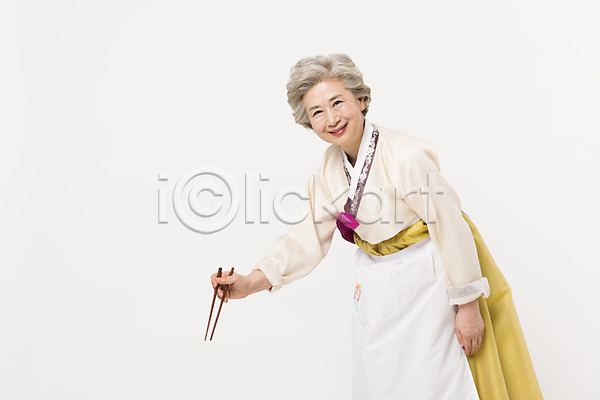 60대 노년 노인여자한명만 여자 한국인 한명 JPG 옆모습 포토 명절 모션 상반신 서기 설날 손짓 스튜디오촬영 실내 앞치마 웃음 잡기 전통 젓가락 추석 한국전통 한복 할머니