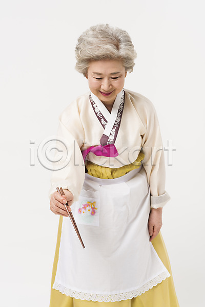 60대 노년 노인여자한명만 여자 한국인 한명 JPG 앞모습 포토 명절 모션 상반신 서기 설날 손짓 스튜디오촬영 실내 앞치마 웃음 응시 잡기 전통 젓가락 추석 한국전통 한복 할머니