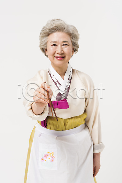 60대 노년 노인여자한명만 여자 한국인 한명 JPG 앞모습 포토 명절 모션 상반신 서기 설날 손짓 스튜디오촬영 실내 앞치마 웃음 잡기 전통 젓가락 추석 한국전통 한복 할머니