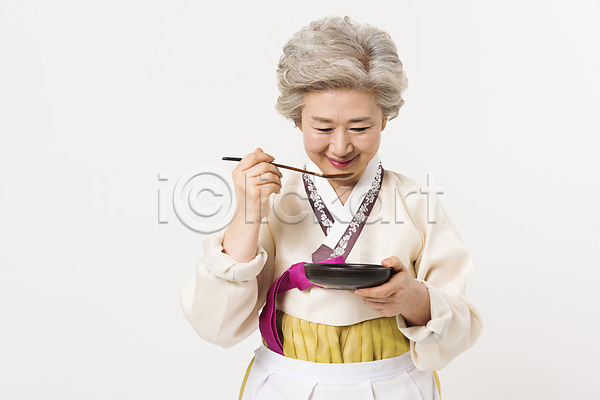 60대 노년 노인여자한명만 여자 한국인 한명 JPG 앞모습 포토 들기 먹기 명절 모션 상반신 서기 설날 숟가락 스튜디오촬영 실내 앞치마 웃음 전통 접시 추석 한국전통 한복 할머니
