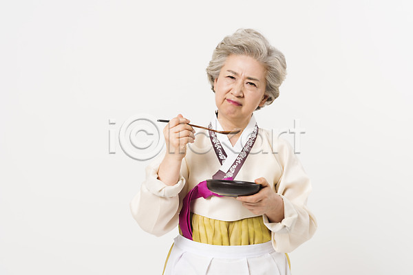 60대 노년 노인여자한명만 여자 한국인 한명 JPG 앞모습 포토 들기 먹기 명절 모션 상반신 서기 설날 숟가락 스튜디오촬영 실내 앞치마 전통 접시 찡그림 추석 한국전통 한복 할머니