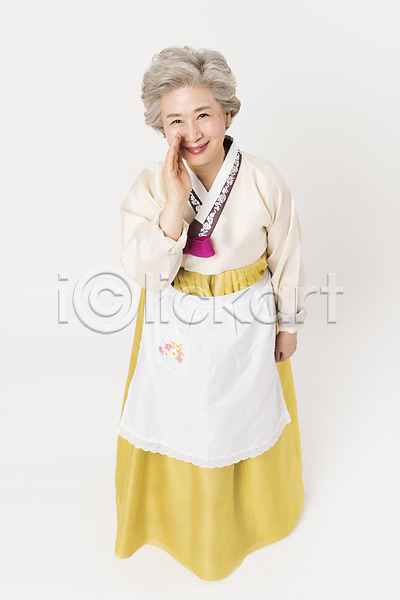 60대 노년 노인여자한명만 여자 한국인 한명 JPG 앞모습 포토 하이앵글 명절 모션 서기 설날 손짓 스튜디오촬영 실내 앞치마 외침 웃음 전신 전통 추석 한국전통 한복 할머니