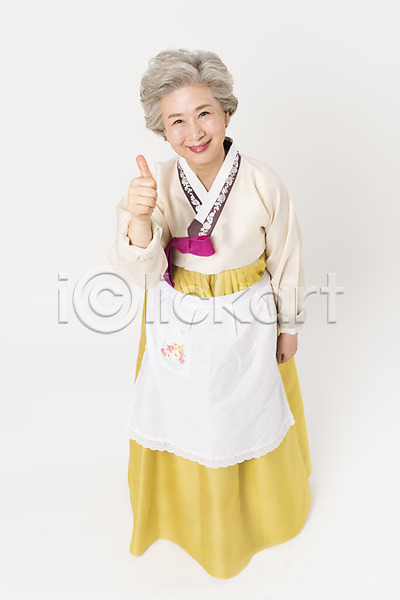 60대 노년 노인여자한명만 여자 한국인 한명 JPG 앞모습 포토 하이앵글 명절 모션 서기 설날 손짓 스튜디오촬영 실내 앞치마 웃음 전신 전통 최고 추석 한국전통 한복 할머니