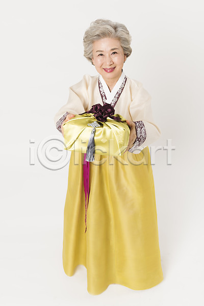 감사 60대 노년 노인여자한명만 여자 한국인 한명 JPG 앞모습 포토 하이앵글 들기 명절 모션 서기 선물 설날 설선물 스튜디오촬영 실내 웃음 전신 전통 주기 추석 추석선물 한국전통 한복 할머니