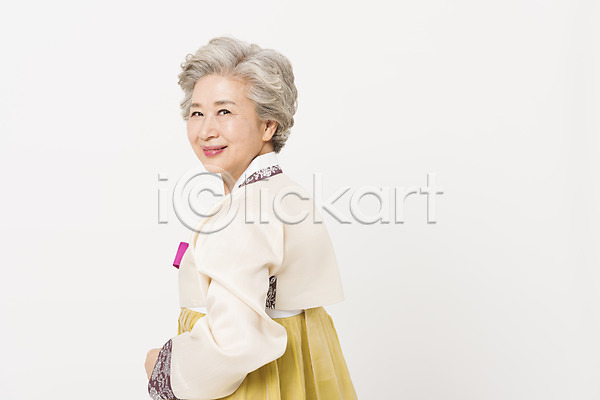 60대 노년 노인여자한명만 여자 한국인 한명 JPG 옆모습 포토 뒤돌아보기 모션 상반신 서기 스튜디오촬영 실내 웃음 전통 한국전통 한복 할머니