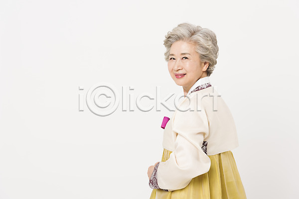 60대 노년 노인여자한명만 여자 한국인 한명 JPG 옆모습 포토 뒤돌아보기 모션 상반신 서기 스튜디오촬영 실내 웃음 전통 한국전통 한복 할머니
