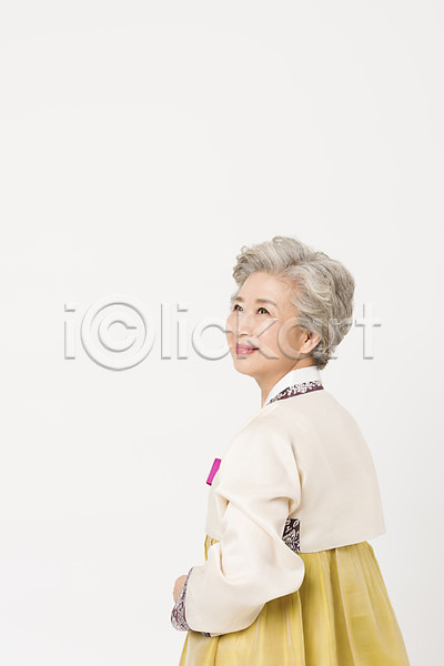 60대 노년 노인여자한명만 여자 한국인 한명 JPG 옆모습 포토 뒤돌아보기 모션 상반신 서기 스튜디오촬영 실내 웃음 응시 전통 한국전통 한복 할머니