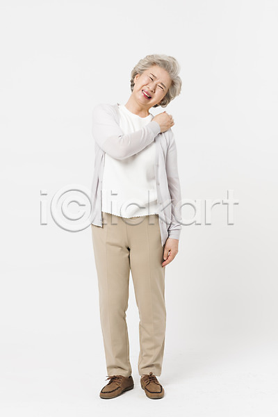 고통 60대 노년 노인여자한명만 사람 여자 한국인 한명 JPG 앞모습 포토 건강 건강관리 서기 스튜디오촬영 실내 실버라이프 어깨 어깨통증 잡기 전신 찡그림 할머니