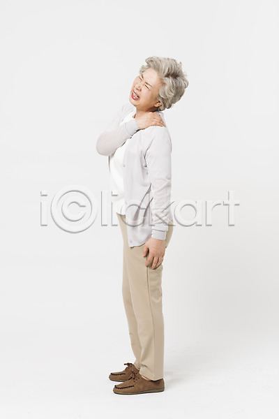 고통 60대 노년 노인여자한명만 사람 여자 한국인 한명 JPG 옆모습 포토 건강 건강관리 서기 스튜디오촬영 실내 실버라이프 어깨 어깨통증 잡기 전신 찡그림 할머니