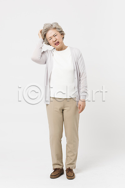 고통 60대 노년 노인여자한명만 사람 여자 한국인 한명 JPG 앞모습 포토 건강 건강관리 두통 머리 서기 스튜디오촬영 실내 실버라이프 잡기 전신 찡그림 할머니