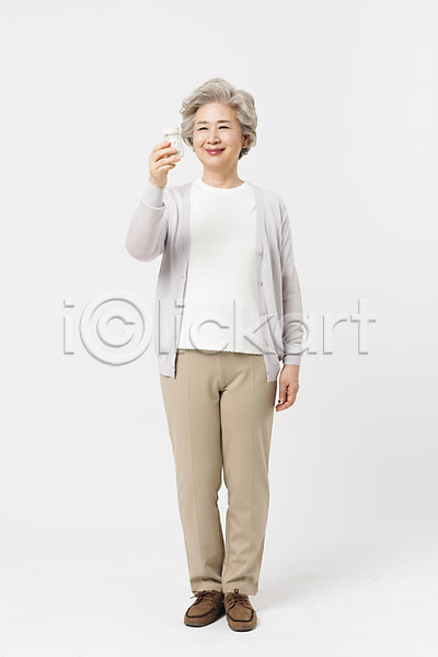 60대 노년 노인여자한명만 사람 여자 한국인 한명 JPG 앞모습 포토 건강 건강관리 들기 미소(표정) 서기 스튜디오촬영 실내 실버라이프 알약 약병 응시 전신 할머니
