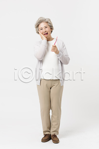 고통 60대 노년 노인여자한명만 사람 여자 한국인 한명 JPG 앞모습 포토 건강 건강관리 들기 서기 스튜디오촬영 실내 실버라이프 양치 전신 찡그림 치통 칫솔 할머니