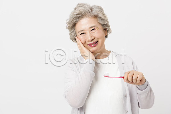 고통 60대 노년 노인여자한명만 사람 여자 한국인 한명 JPG 앞모습 포토 건강 건강관리 들기 상반신 서기 스튜디오촬영 실내 실버라이프 양치 찡그림 치통 칫솔 할머니