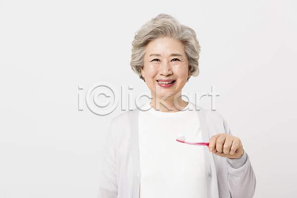 60대 노년 노인여자한명만 사람 여자 한국인 한명 JPG 근접촬영 앞모습 포토 건강 건강관리 들기 미소(표정) 상반신 서기 스튜디오촬영 실내 실버라이프 양치 응시 칫솔 할머니