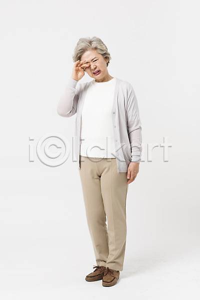 고통 60대 노년 노인여자한명만 사람 여자 한국인 한명 JPG 앞모습 포토 건강 건강관리 눈비비기 서기 스튜디오촬영 실내 실버라이프 안구건조증 전신 찡그림 할머니