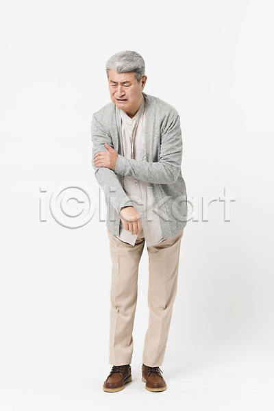 고통 70대 남자 노년 노인남자한명만 사람 한국인 한명 JPG 앞모습 포토 건강 건강관리 서기 스튜디오촬영 실내 실버라이프 잡기 전신 찡그림 팔 할아버지